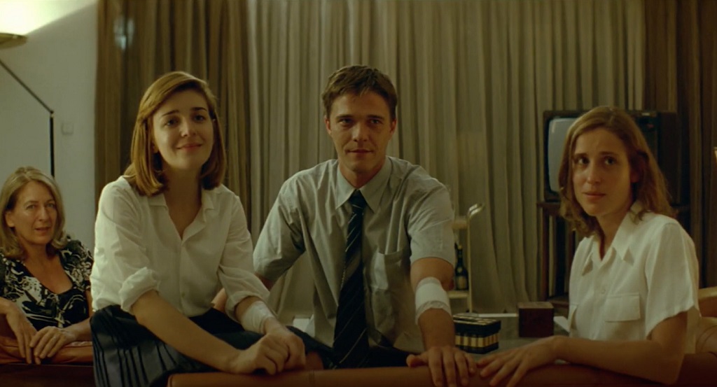 Dogtooth: quell’irrefrenabile anelito alla libertà anche per chi ha sempre e solo ubbidito