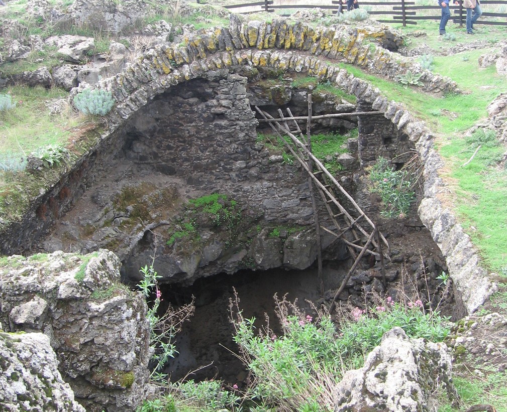 La fascinosa Grotta della Neve sopra Bronte, antico “freezer” sulla Muntagna
