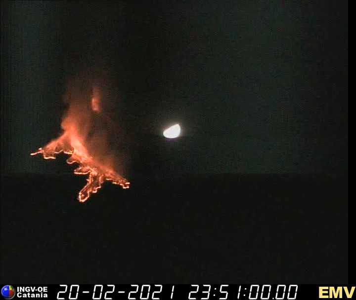 Al chiaro di luna l’Etna si riprende la scena