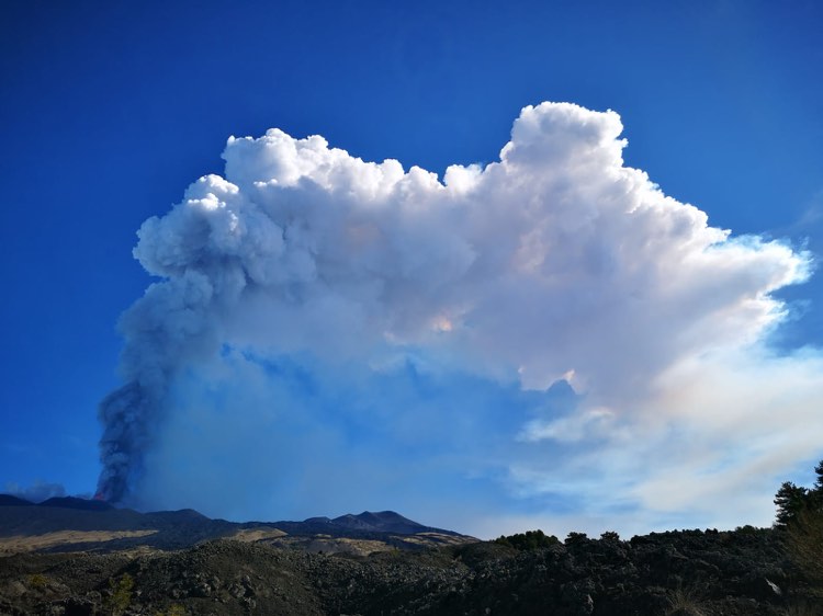 Etna, 12 marzo 2021, parossismo numero 12: la cronaca dell’INGV, le immagini (magnifiche) di Michele Mammino