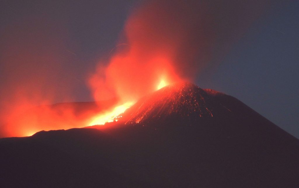 Il potente “cuore pulsante” dell’Etna: due serbatoi di magma alimentano le fontane di lava