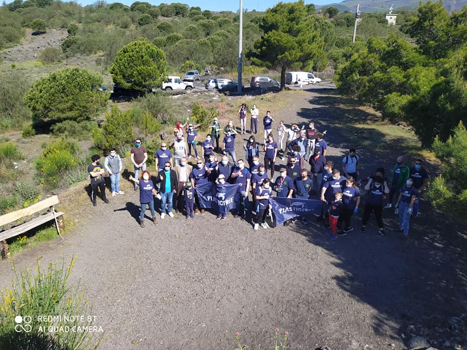 Volontari al lavoro perché anche l’Etna sia “Plastic Free”
