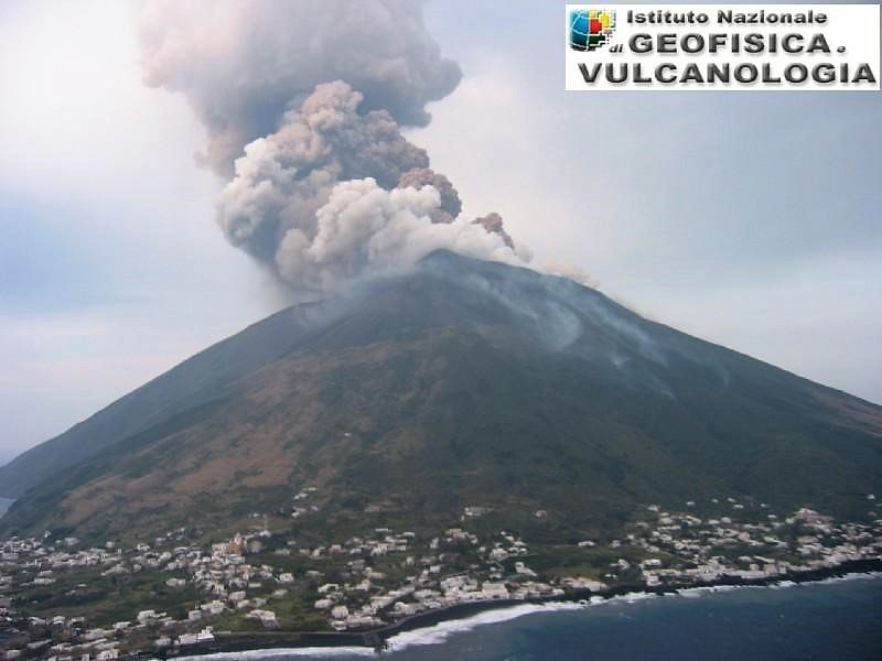 “Push and go”, spingi e vai. Un nuovo modello di interpretazione dei parossismi di Stromboli