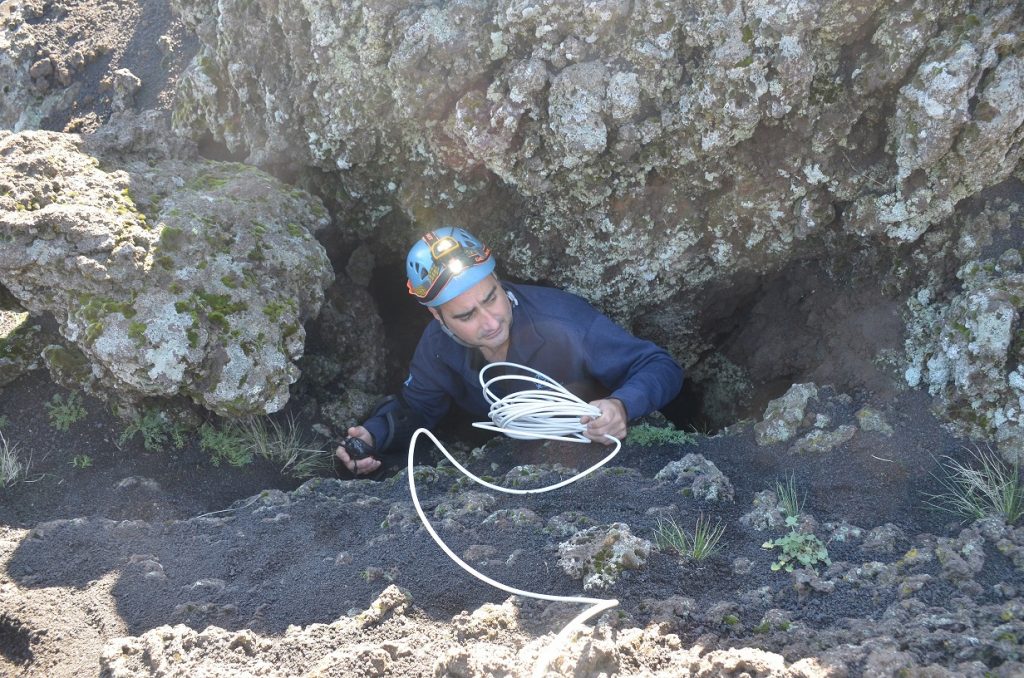 In sicurezza dentro le grotte dell’Etna: la trasmissione radio in ambiente ipogeo