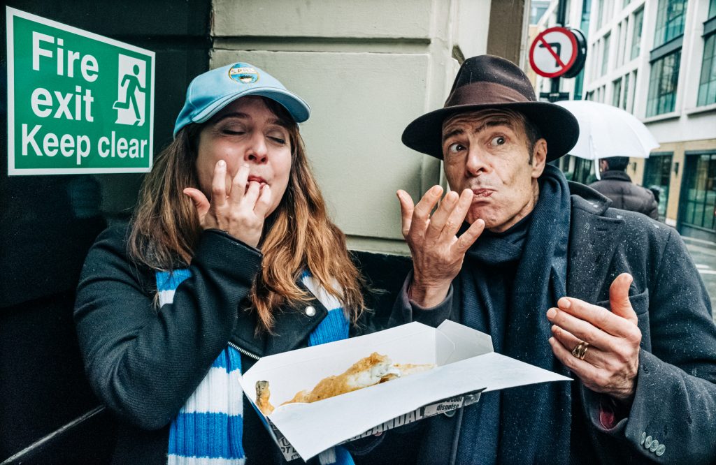 Da oggi in Italia la serie “Totò e Daiana”, la strana amicizia londinese di un palermitano e una ferrarese