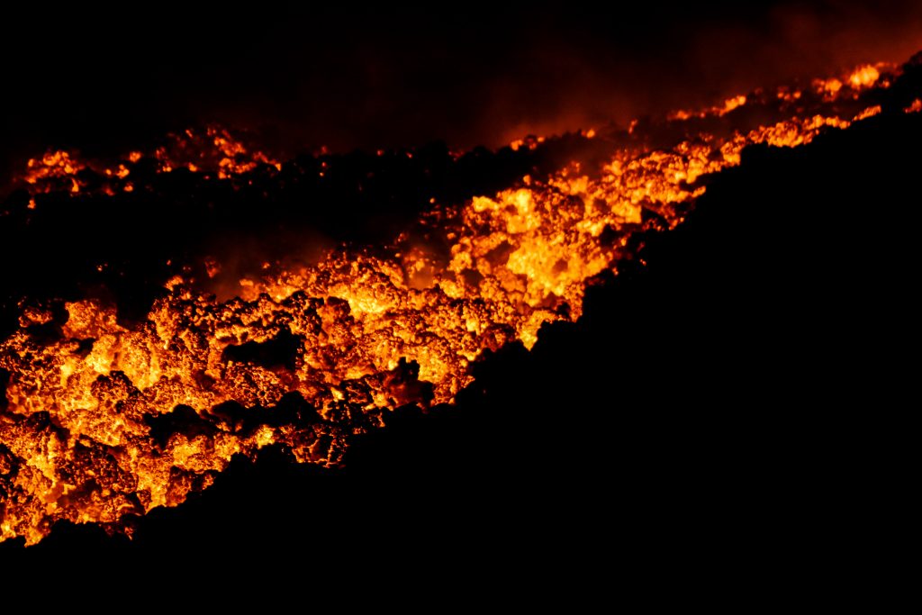 Etna, lo straordinario spettacolo del fronte lavico