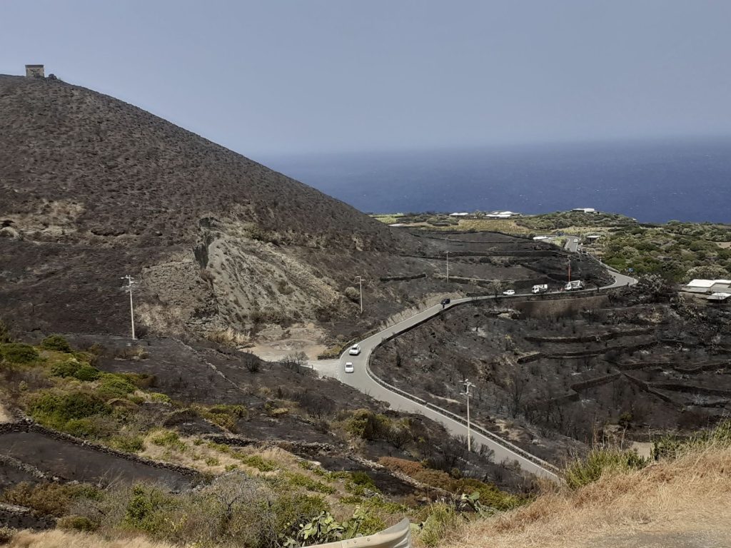 A Pantelleria non c’è più nulla che possa bruciare. E i criminali restano senza nome