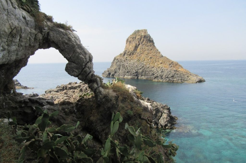 Aci Trezza, Aci Castello e le rocce antiche dell’Etna: ecco la nuova guida geologica dell’INGV Osservatorio Etneo