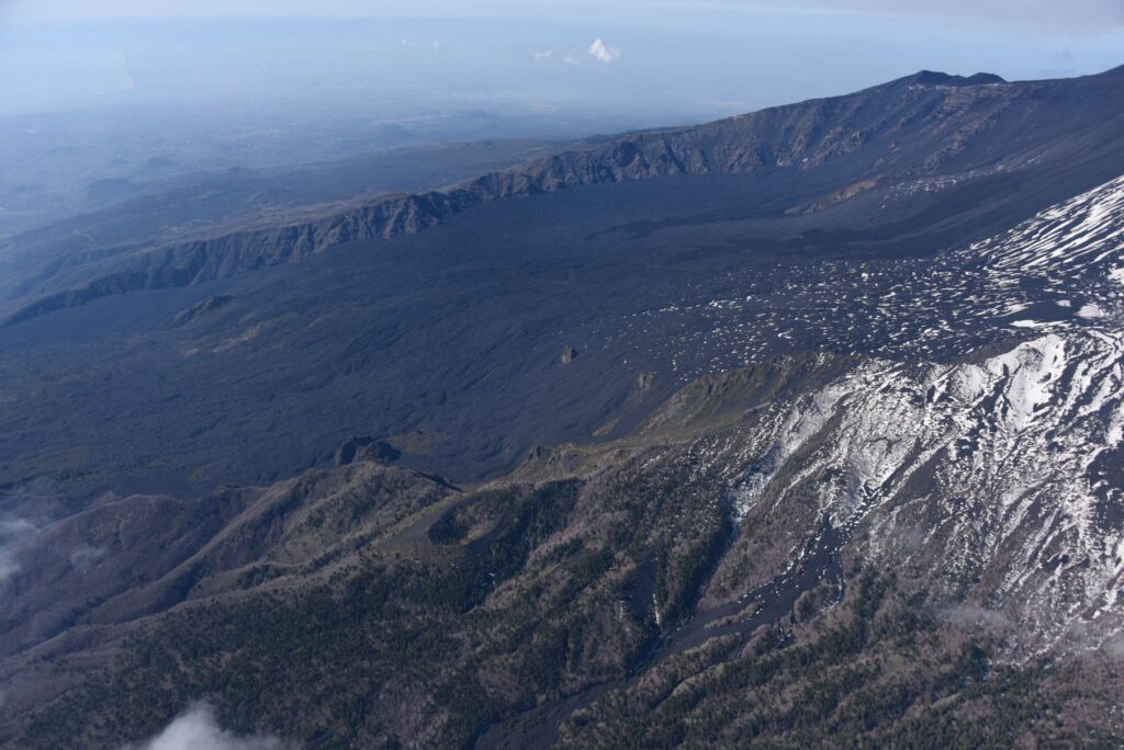 Etna: ora sappiamo che la Valle del Bove è una meravigliosa “ragazza” nata tra il 7478 e il 7134 a.C