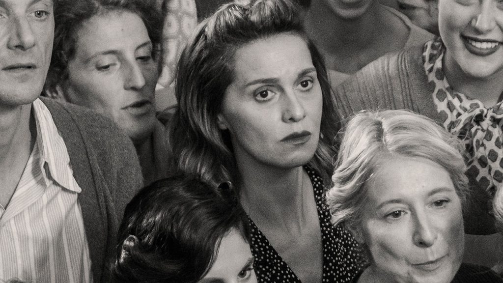 Il gioiello in b/n di Paola Cortellesi: un omaggio alle donne comuni degli anni Cinquanta legate dal bisogno di dire no