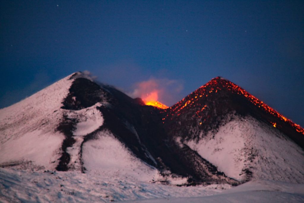 Etna, snow and fire. Il fuoco dal vulcano sul bianco mantello della grande muntagna