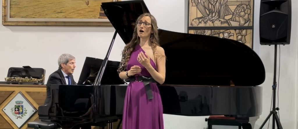 Dalla Germania a Pedara per accostarsi al canto lirico con Lara e Michael, tedeschi dell’Etna. Von Deutschland nach Pedara, um sich dem Gesang zuzuwenden, mit Lara und Michael, Deutsche vom Ätna