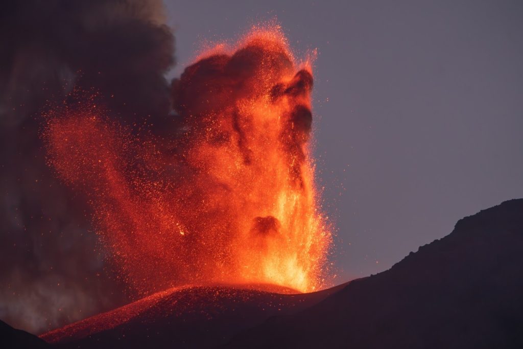 Etna: i parossismi della Voragine tra luglio e agosto 2024 raccontati dalla “Revue de L.A.V.E.”