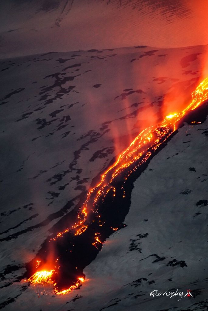 Meraviglia Etna: video, il fuoco sulla neve. Lo spettacolo unico del vulcano Patrimonio dell’Umanità
