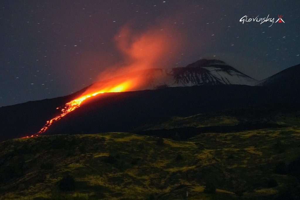 Etna, Ferragosto 2025, emozioni forti. Il fuoco che cammina