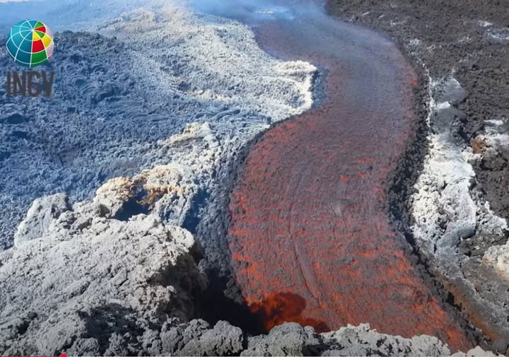 Lo “scruscio” del vulcano: le magnifiche immagini INGV del caldissimo agosto dell’Etna