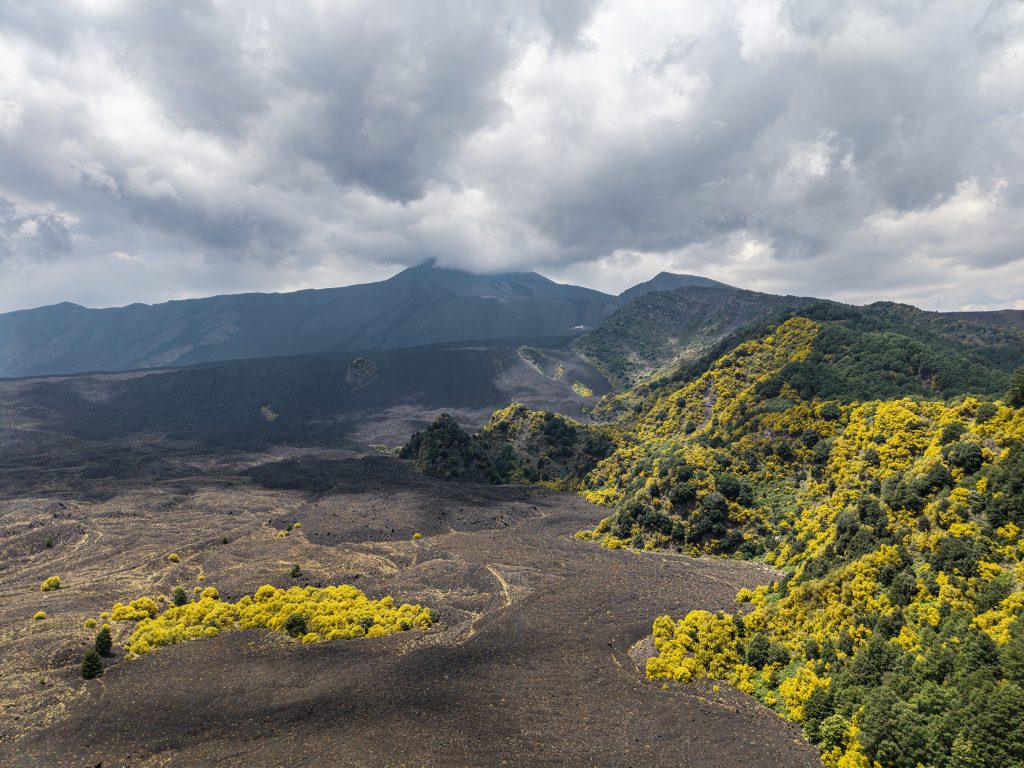 L’eleganza dell’Etna, presenza viva e mutevole, negli scatti di Massimo Siragusa