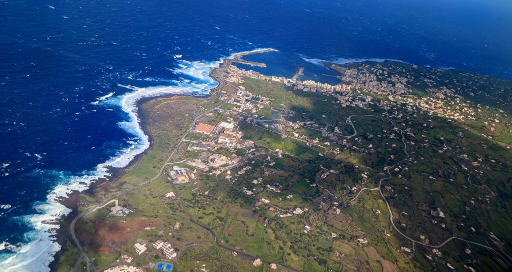 Pantelleria, l’isola che resiste: viaggio in un avamposto di vento, lava e umanità