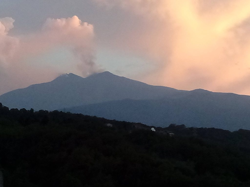 Etna: fuoco, terra, aria e acqua. E un piccolo essere umano in rispettoso silenzio