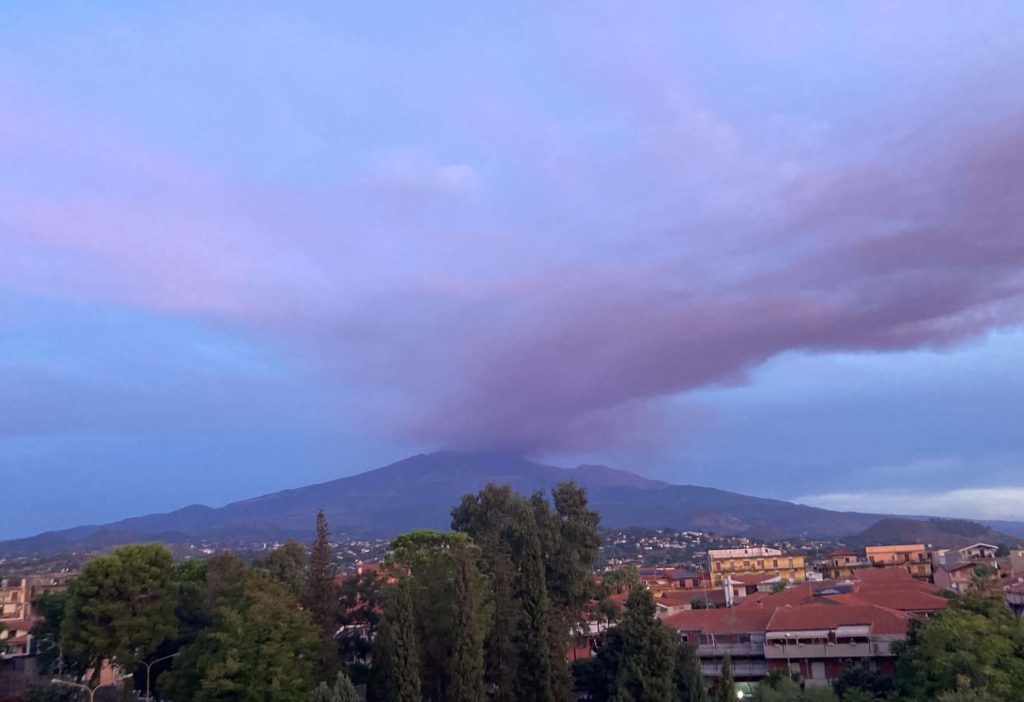 Etna, ecco perché quel pennacchio bruno‑rossiccio emesso dal Cratere di Nord‑Est